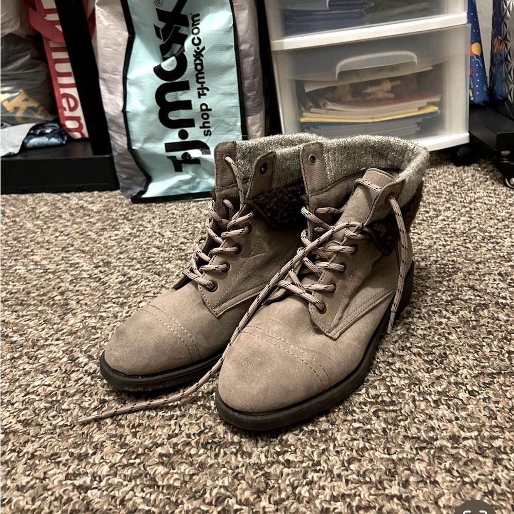 BOOTS